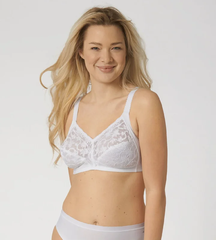 seamless bra with mesh lining for breathabilityDelicate Doreen - White